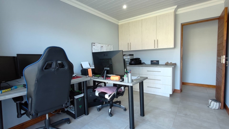 4 Bedroom Property for Sale in Outeniquasbosch Western Cape